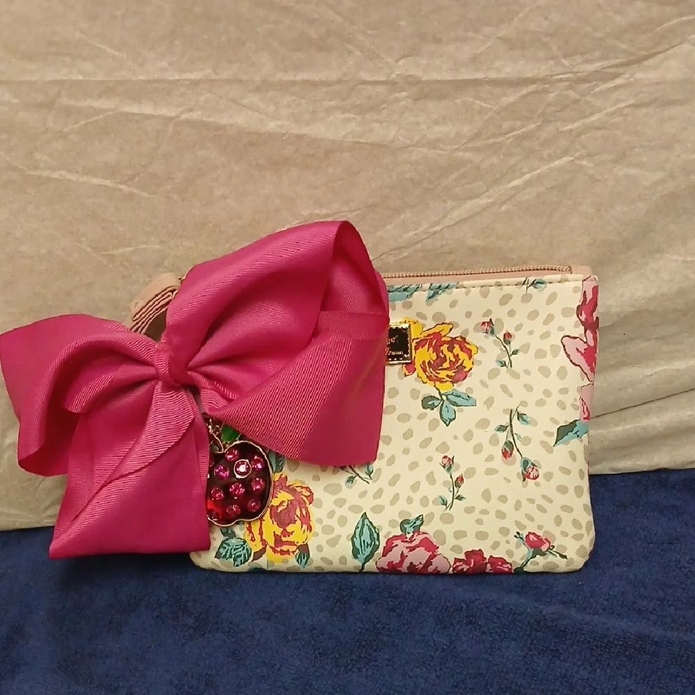 BETSEY JOHNSON WRISTLET/SHOULDER BAG/CROSSBODY WITH RED APPLE CHARM